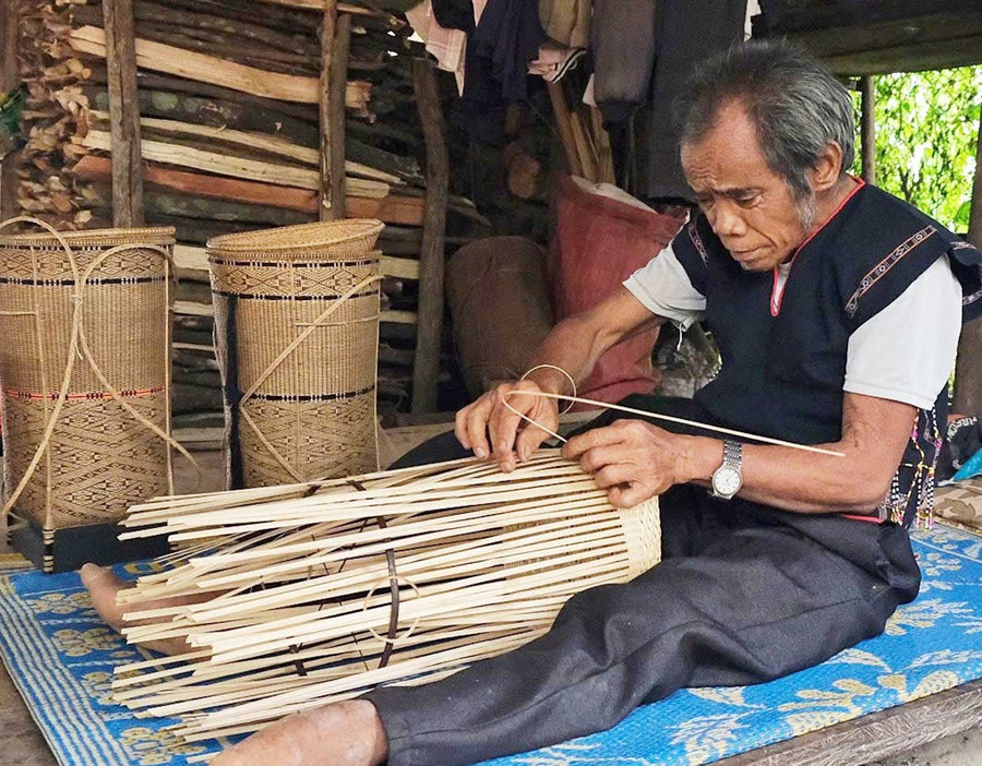 Hơn 70 tuổi, ông Đinh Bi vẫn miệt mài gìn giữ nghề đan lát truyền thống của dân tộc. Ảnh: H.T Hơn 70 tuổi, ông Đinh Bi vẫn miệt mài gìn giữ nghề đan lát truyền thống của dân tộc.