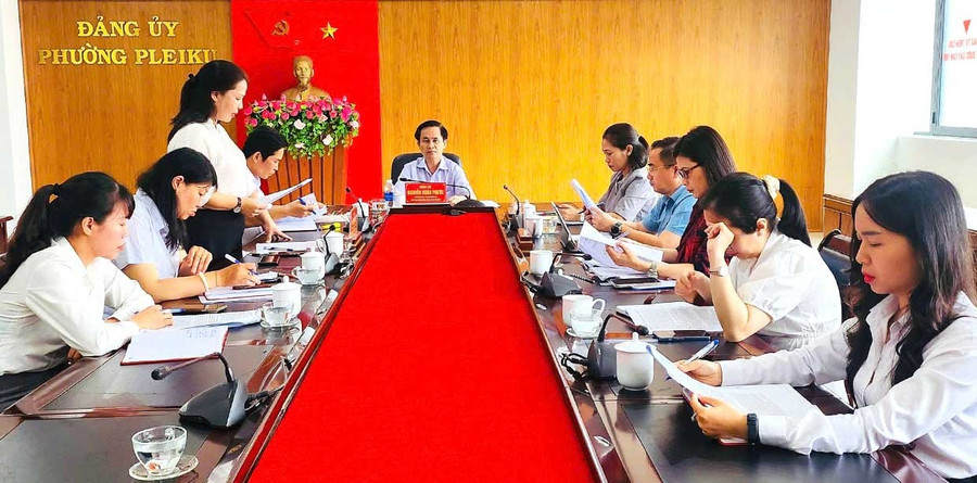 Thường trực Đảng ủy phường Pleiku làm việc với Ủy ban Kiểm tra Đảng ủy phường nhằm đánh giá kết quả thực hiện nhiệm vụ kiểm tra, giám sát sau sáp nhập. Ảnh: P.D Thường trực Đảng ủy phường Pleiku làm việc với Ủy ban Kiểm tra Đảng ủy phường nhằm đánh giá kết quả thực hiện nhiệm vụ kiểm tra, giám sát sau sáp nhập. Ảnh: P.D