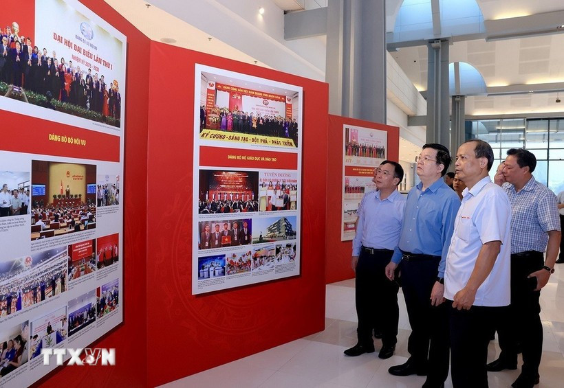 Phó Thủ tướng Mai Văn Chính kiểm tra công tác chuẩn bị triển lãm ảnh tại Đại hội đại biểu Đảng bộ Chính phủ lần thứ nhất, nhiệm kỳ 2025-2030. (Ảnh: Tuấn Anh/TTXVN) dai-hoi-dai-bieu.jpg