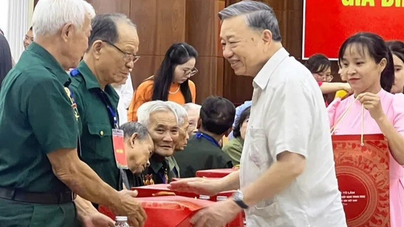 Tổng Bí thư Tô Lâm thăm hỏi và tặng quà các mẹ Việt Nam anh hùng, các gia đình chính sách tiêu biểu tỉnh Đồng Tháp. (Ảnh: TÍN HUY) Tổng Bí thư Tô Lâm thăm hỏi và tặng quà các mẹ Việt Nam anh hùng, các gia đình chính sách tiêu biểu tỉnh Đồng Tháp. (Ảnh: TÍN HUY)