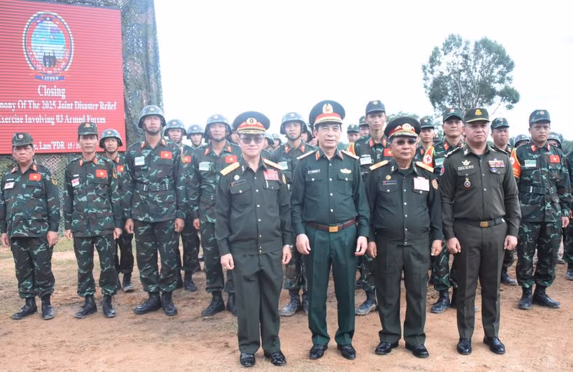 Bộ trưởng Bộ Quốc phòng Lào Khamlieng Outhakaysone, Bộ trưởng Quốc phòng Việt Nam Phan Văn Giang, Phó Thủ tướng Chính phủ Lào Chansanmone Chanyalath và Bộ trưởng Bộ Quốc phòng Campuchia Tea Seiha, chụp ảnh cùng lực lượng Campuchia tham gia Diễn tập. (Ảnh: Xuân Tú/TTXVN)
