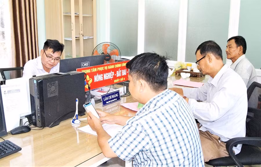 Cán bộ Trung tâm Phục vụ hành chính công xã An Nhơn Tây giải quyết hồ sơ, thủ tục đất đai cho người dân.