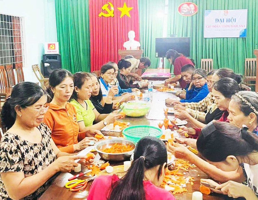 Hội viên phụ nữ xã Tuy Phước Tây học khóa sơ chế nấu ăn. Ảnh: Hải Yến Hội viên phụ nữ xã Tuy Phước Tây học khóa sơ chế nấu ăn.