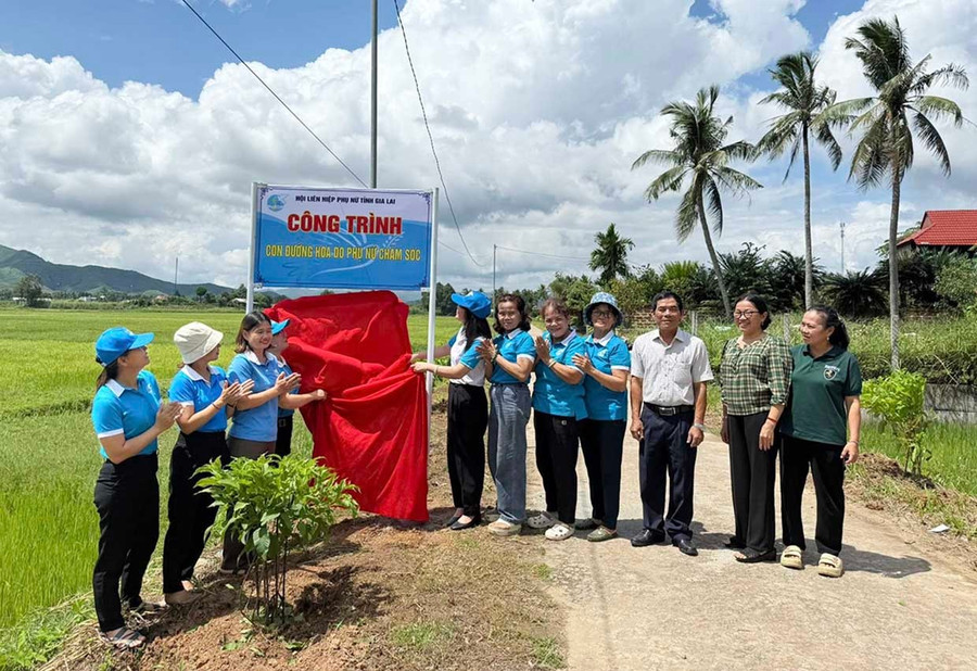 Con đường hoa do phụ nữ chăm sóc ở phường Bồng Sơn. Ảnh: HVCC Con đường hoa do phụ nữ chăm sóc ở phường Bồng Sơn.