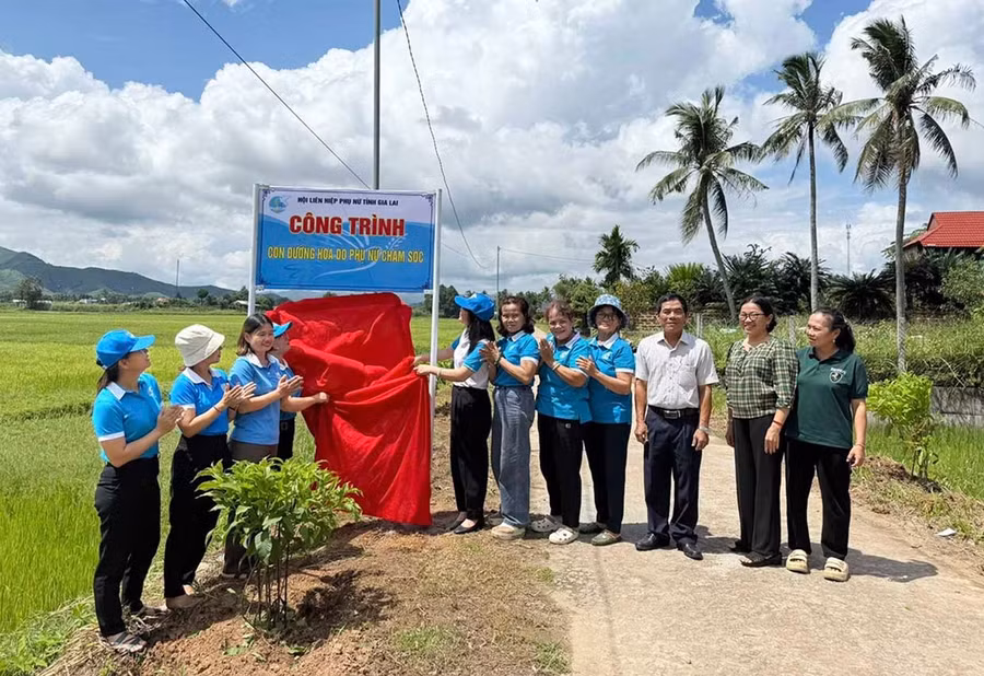 Con đường hoa do phụ nữ chăm sóc ở phường Bồng Sơn.