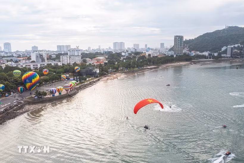 Các hoạt động thể thao nước, khinh khí cầu trình diễn tại khu vực Bãi Trước (phường Vũng Tàu) thu hút đông đảo người dân, du khách check-in, trải nghiệm. (Ảnh: TTXVN phát)