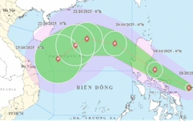 Dự báo đường đi của bão Fengshen đang hướng vào Biển Đông, trở thành cơn bão số 12. ẢNH: NCHMF