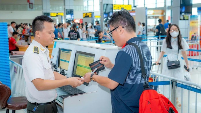 Tăng tần suất tuần tra, giám sát an ninh hàng không bằng camera khu vực công cộng. Ảnh minh hoạ Tăng tần suất tuần tra, giám sát an ninh hàng không bằng camera khu vực công cộng. Ảnh minh hoạ
