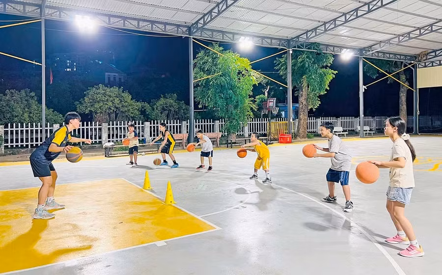 Câu lạc bộ bóng rổ (trực thuộc Trung tâm Hoạt động Thanh thiếu nhi tỉnh) duy trì hoạt động giúp các em thiếu nhi rèn luyện sức khỏe, sự nhanh nhẹn. Ảnh: M.N