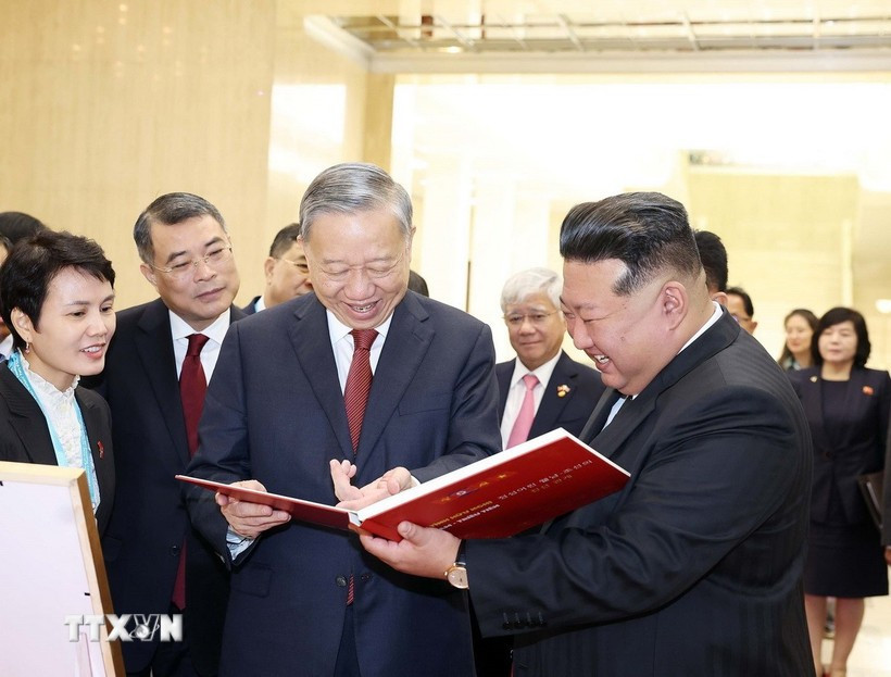 Tổng Bí thư Tô Lâm trao tặng Tổng Bí thư, Chủ tịch Quốc vụ CHDCND Triều Tiên Kim Jong Un cuốn sách ảnh "Thắm tình hữu nghị Việt Nam-Triều Tiên." (Ảnh: Thống Nhất/TTXVN) Tổng Bí thư Tô Lâm trao tặng Tổng Bí thư, Chủ tịch Quốc vụ CHDCND Triều Tiên Kim Jong Un cuốn sách ảnh 'Thắm tình hữu nghị Việt Nam-Triều Tiên.' (Ảnh: Thống Nhất/TTXVN)