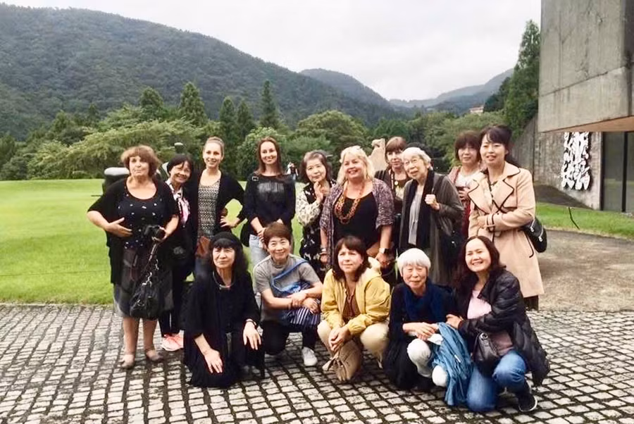 Họa sĩ Hồ Thị Xuân Thu (hàng ngồi, bìa phải) chụp ảnh lưu niệm cùng các đồng nghiệp tham gia triển lãm nữ họa sĩ quốc tế tại Nhật Bản năm 2016. Ảnh: NVCC