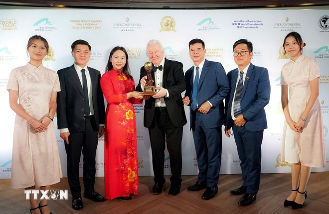 Tổ chức Giải thưởng Du lịch Thế giới (World Travel Awards - WTA) trao tặng danh hiệu “Công viên địa chất toàn cầu UNESCO Cao nguyên đá Đồng Văn, Tuyên Quang, Việt Nam - Điểm đến văn hóa khu vực hàng đầu châu Á năm 2025” cho đại diện tỉnh Tuyên Quang. (Ảnh: TTXVN phát) Tổ chức Giải thưởng Du lịch Thế giới (World Travel Awards - WTA) trao tặng danh hiệu “Công viên địa chất toàn cầu UNESCO Cao nguyên đá Đồng Văn, Tuyên Quang, Việt Nam - Điểm đến văn hóa khu vực hàng đầu châu Á năm 2025” cho đại diện tỉnh Tuyên Quang. (Ảnh: TTXVN phát)