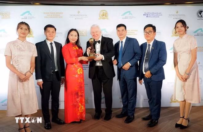 Tổ chức Giải thưởng Du lịch Thế giới (World Travel Awards - WTA) trao tặng danh hiệu “Công viên địa chất toàn cầu UNESCO Cao nguyên đá Đồng Văn, Tuyên Quang, Việt Nam - Điểm đến văn hóa khu vực hàng đầu châu Á năm 2025” cho đại diện tỉnh Tuyên Quang. (Ảnh: TTXVN phát)