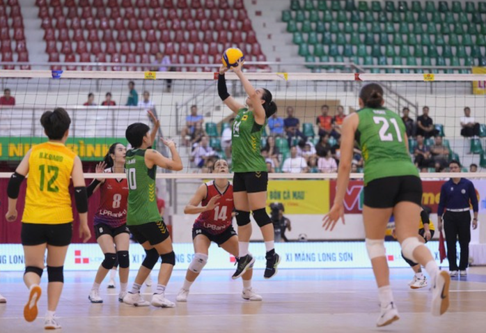 Roni Jones-Perry (21) ghi điểm chủ lực cho VTV BĐLA trong ba ván đầu Roni Jones-Perry (21) ghi điểm chủ lực cho VTV BĐLA trong ba ván đầu