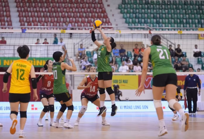 Roni Jones-Perry (21) ghi điểm chủ lực cho VTV BĐLA trong ba ván đầu