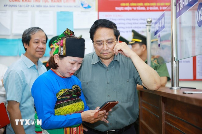 Thủ tướng Phạm Minh Chính thăm hỏi nhân dân đến làm thủ tục tại Trung tâm Phục vụ hành chính công xã Bát Mọt, tỉnh Thanh Hóa. (Ảnh: Dương Giang/TTXVN) Thủ tướng Phạm Minh Chính thăm hỏi nhân dân đến làm thủ tục tại Trung tâm Phục vụ hành chính công xã Bát Mọt, tỉnh Thanh Hóa. (Ảnh: Dương Giang/TTXVN)