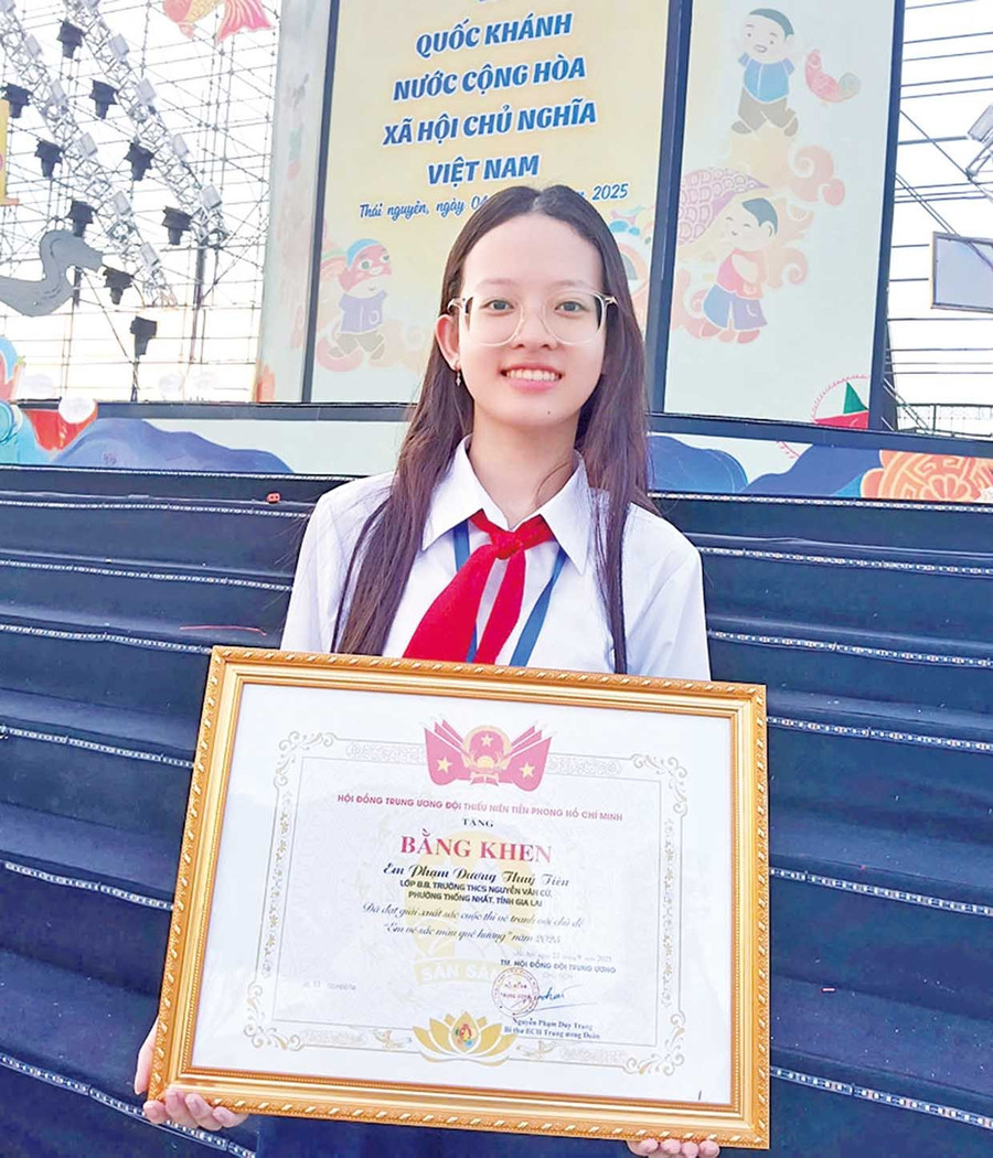 Em Phạm Dương Thủy Tiên (Trường THCS Nguyễn Văn Cừ, phường Thống Nhất) nhận bằng khen của Hội đồng Đội Trung ương vì có tác phẩm xuất sắc trong cuộc thi “Em vẽ sắc màu quê hương”. Ảnh: NVCC Em Phạm Dương Thủy Tiên (Trường THCS Nguyễn Văn Cừ, phường Thống Nhất) nhận bằng khen của Hội đồng Đội Trung ương vì có tác phẩm xuất sắc trong cuộc thi “Em vẽ sắc màu quê hương”. Ảnh: NVCC