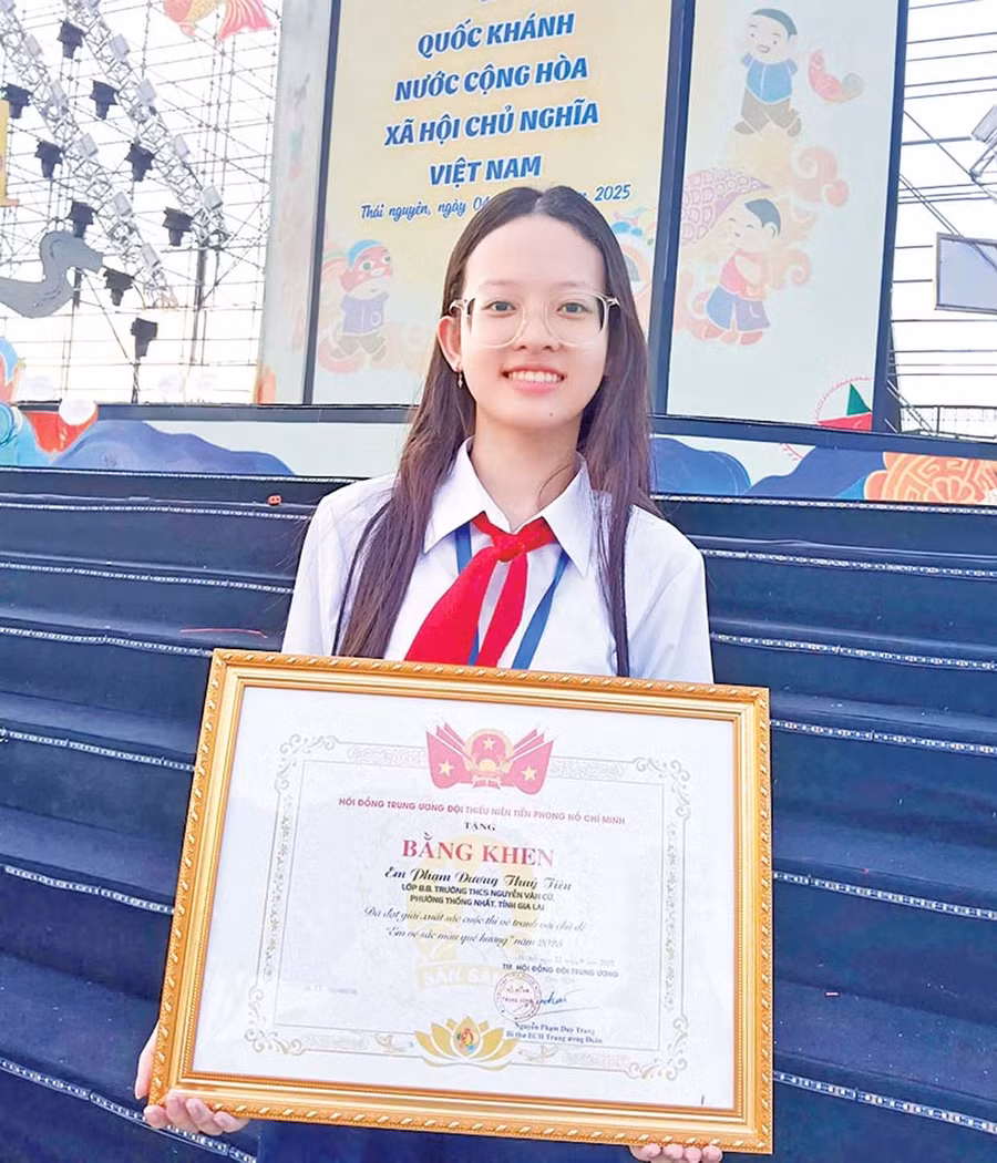 Em Phạm Dương Thủy Tiên (Trường THCS Nguyễn Văn Cừ, phường Thống Nhất) nhận bằng khen của Hội đồng Đội Trung ương vì có tác phẩm xuất sắc trong cuộc thi “Em vẽ sắc màu quê hương”. Ảnh: NVCC