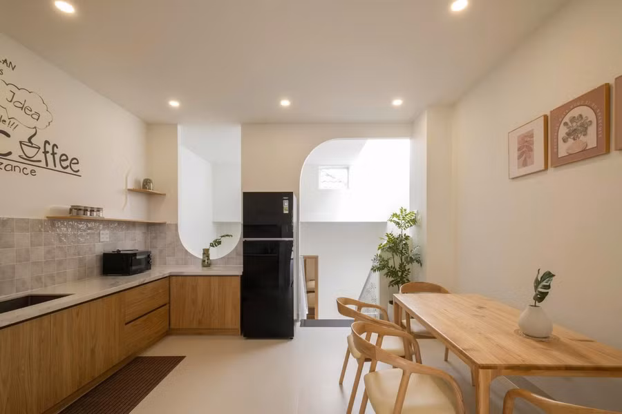 Khu bếp là sự hòa quyện giữa tối giản, ấm cúng đầy cảm hứng.