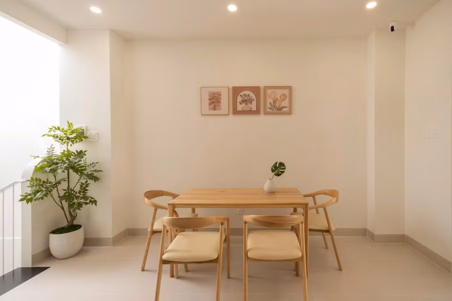 Khu bếp là sự hòa quyện giữa tối giản, ấm cúng đầy cảm hứng.