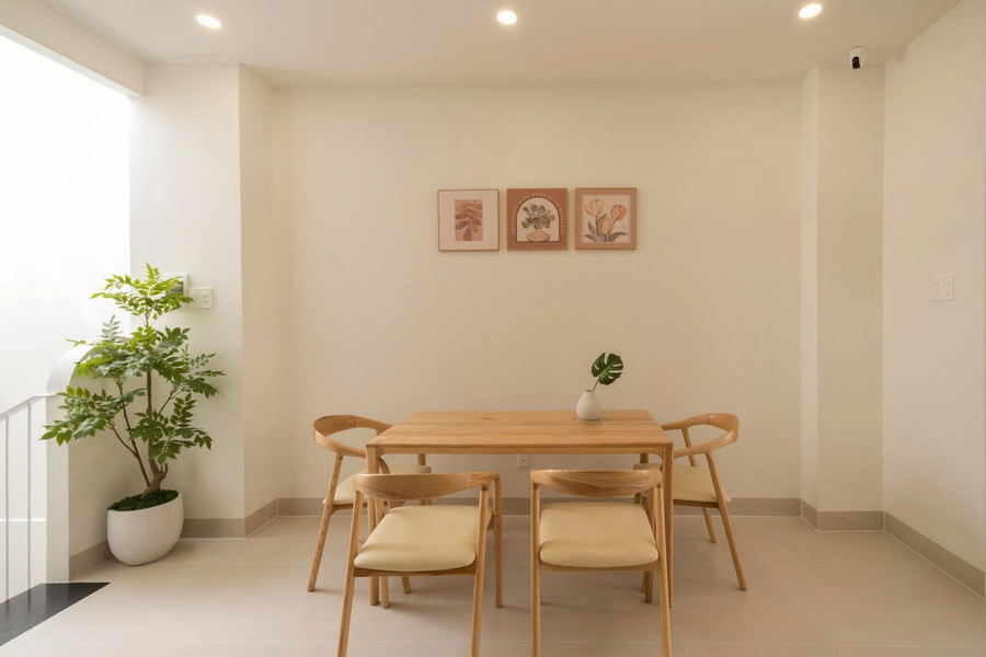 Khu bếp là sự hòa quyện giữa tối giản, ấm cúng đầy cảm hứng.