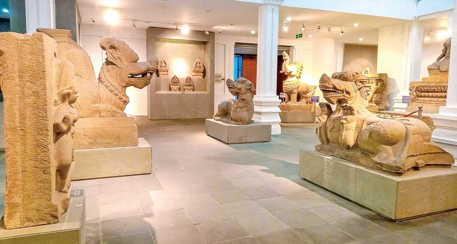 Ausstellungsraum mit Champa-Steinskulpturen im Mam-Turmraum (Da Nang Museum für Cham-Skulpturen). Foto: Ngoc Nhuan Không gian trưng bày hiện vật điêu khắc đá Champa tại phòng tháp Mẫm (Bảo tàng Điêu khắc Chăm Đà Nẵng).