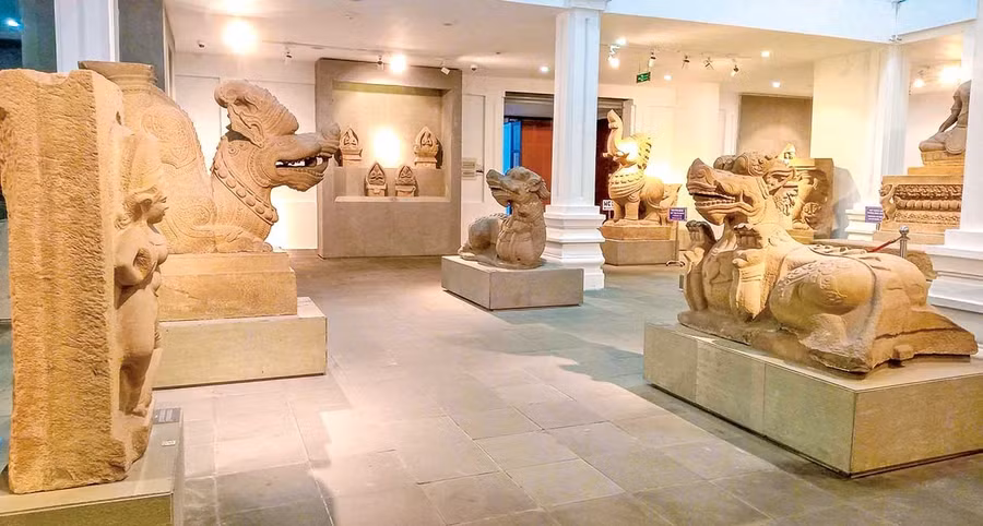 Không gian trưng bày hiện vật điêu khắc đá Champa tại phòng tháp Mẫm (Bảo tàng Điêu khắc Chăm Đà Nẵng).