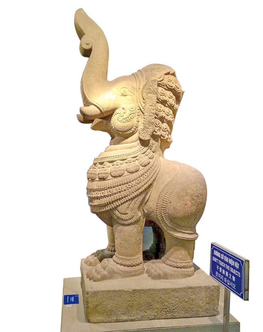 Nationaler Schatz: Gajasimha-Statue – ein heiliges Tier mit Elefantenkopf und Löwenkörper. Foto: Ngoc Nhuan Bảo vật quốc gia tượng Gajasimha - linh thú đầu voi, thân sư tử.