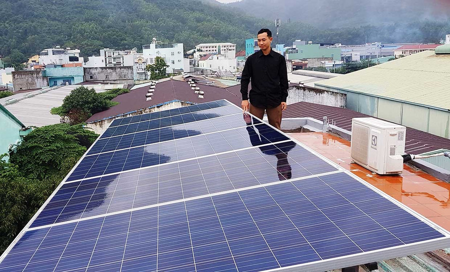 Mô hình phát triển điện mặt trời mái nhà lắp đặt tại một hộ dân ở phường Quy Nhơn. Ảnh: T.Lợi Mô hình phát triển điện mặt trời mái nhà lắp đặt tại một hộ dân ở phường Quy Nhơn.