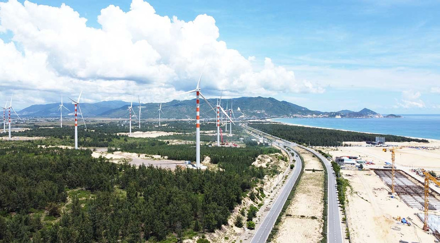 Gia Lai đưa năng lượng tái tạo thành trụ cột phát triển, tiến tới Net Zero. Trong ảnh: Phát triển năng lượng điện gió tại Khu kinh tế Nhơn Hội (phường Quy Nhơn Đông). Ảnh: T.Lợi Gia Lai đưa năng lượng tái tạo thành trụ cột phát triển, tiến tới Net Zero.