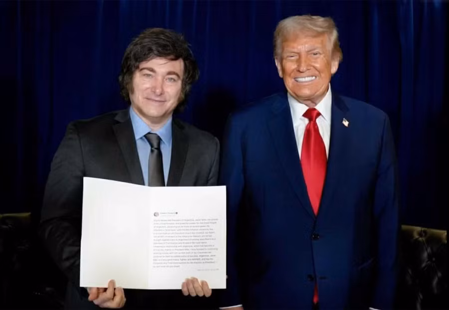 Tổng thống Argentina Javier Milei (trái) và Tổng thống Mỹ Donald Trump.