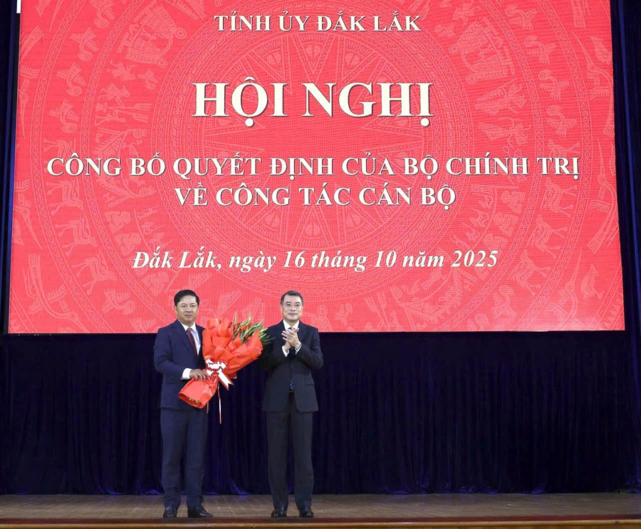 Bộ Chính trị trao quyết định điều động ông Lương Nguyễn Minh Triết giữ chức Bí thư Tỉnh ủy Đắk Lắk (nhiệm kỳ 2025 - 2030). ẢNH: T.X Bộ Chính trị trao quyết định điều động ông Lương Nguyễn Minh Triết giữ chức Bí thư Tỉnh ủy Đắk Lắk (nhiệm kỳ 2025 - 2030). ẢNH: T.X