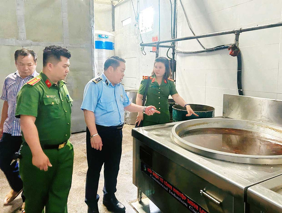 Lực lượng chức năng kiểm tra đột xuất cơ sở sản xuất lạp xưởng Gia Quý, phường Quy Nhơn. Ảnh: Hải Yến Lực lượng chức năng kiểm tra đột xuất cơ sở sản xuất lạp xưởng Gia Quý, phường Quy Nhơn. Ảnh: Hải Yến