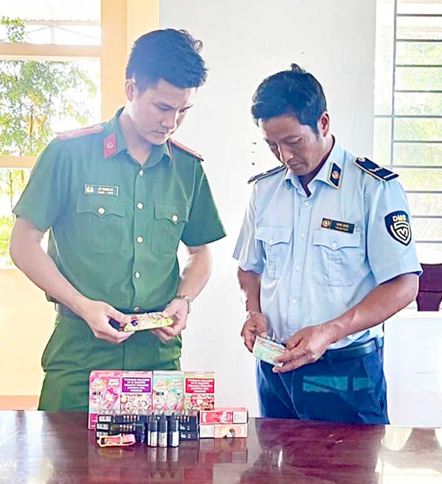Lực lượng chức năng kiểm tra và phát hiện cơ sở kinh doanh thuốc lá điện tử nhập lậu ở xã Phú Thiện. Ảnh: QLTT Lực lượng chức năng kiểm tra và phát hiện cơ sở kinh doanh thuốc lá điện tử nhập lậu ở xã Phú Thiện. Ảnh: QLTT