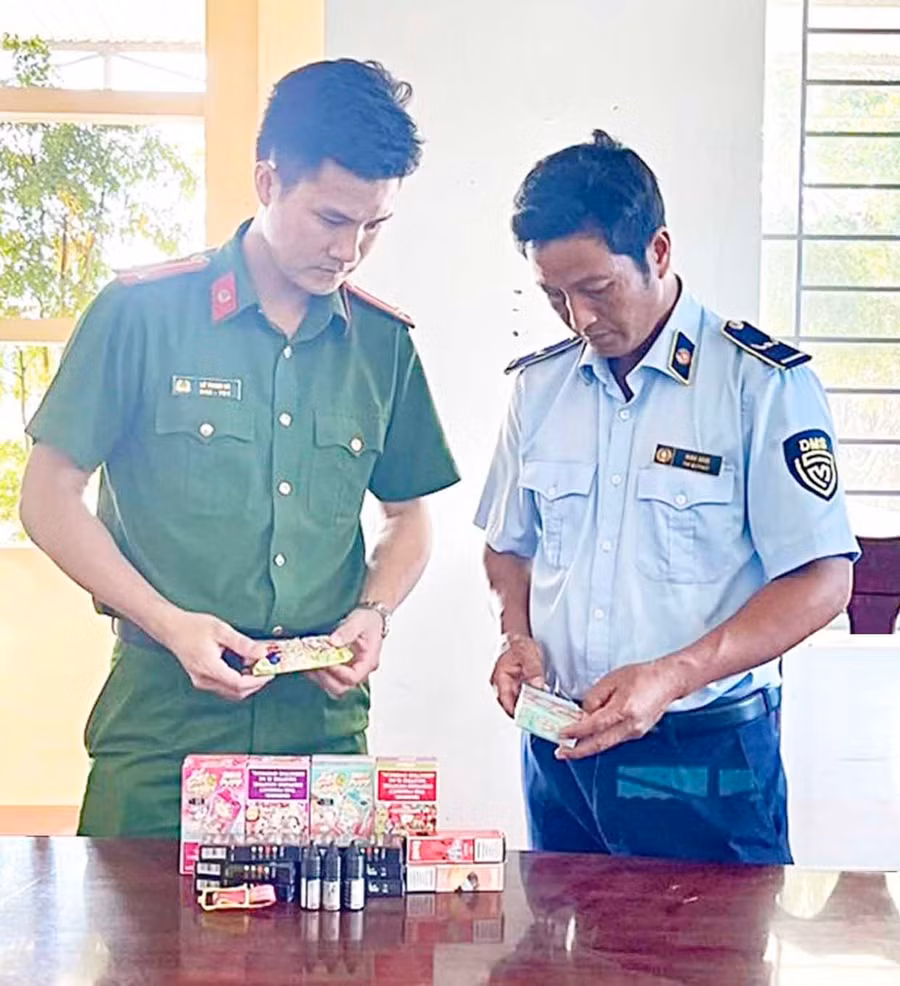 Lực lượng chức năng kiểm tra và phát hiện cơ sở kinh doanh thuốc lá điện tử nhập lậu ở xã Phú Thiện. Ảnh: QLTT