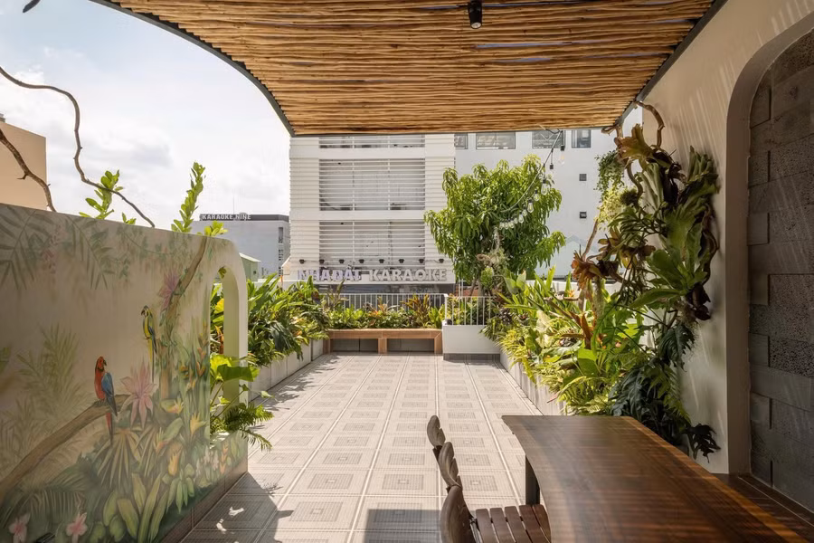 Sân thượng được thiết kế như một khu vườn trên mái.