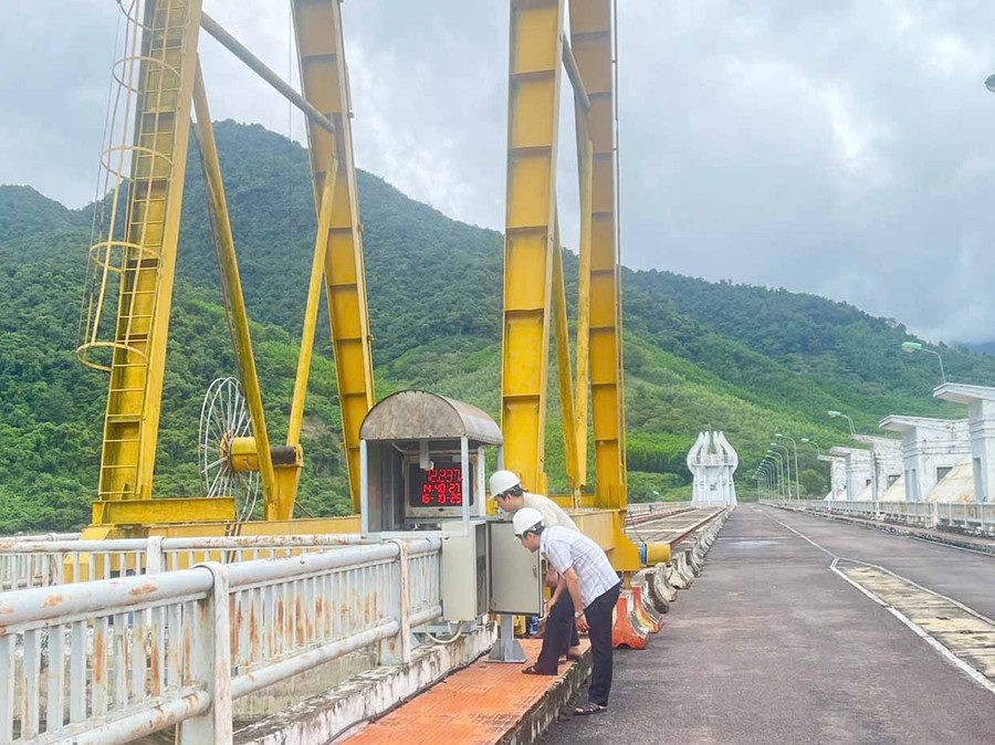 Ingenjörer från Dinh Binh Irrigation Enterprise kontrollerar det automatiska vattennivåmätningssystemet i Dinh Binh-sjön. Foto: T.Loi Kỹ sư Xí nghiệp Thủy lợi Định Bình kiểm tra hệ thống đo mức nước tự động của hồ Định Bình.
