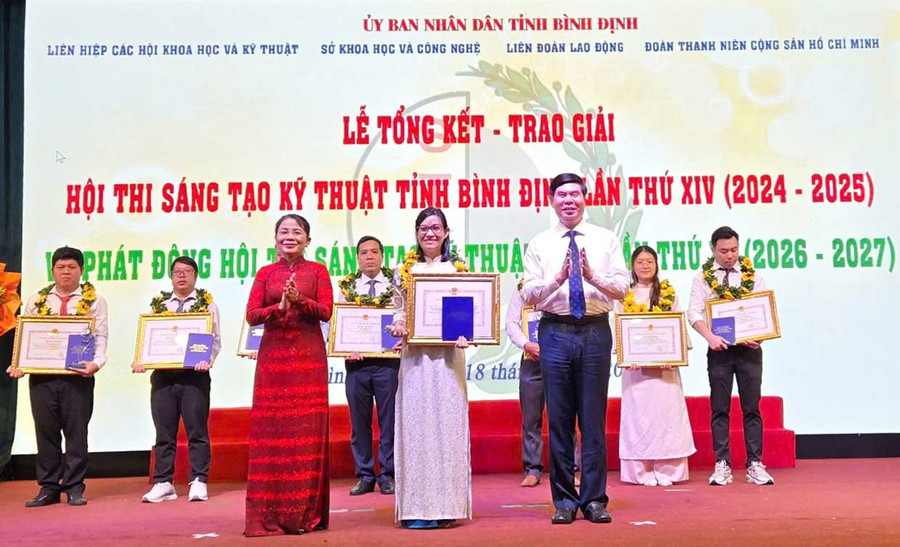 Trưởng ban Tuyên giáo và Dân vận Tỉnh ủy Nguyễn Thị Phong Vũ và Phó Chủ tịch UBND tỉnh Lâm Hải Giang trao bằng khen cho PGS-TSKH Nguyễn Thị Mộng Điệp đạt giải nhất Hội thi sáng tạo kỹ thuật tỉnh Bình Định lần thứ XIV (2024 - 2025. Ảnh: NVCC Trưởng Ban Tuyên giáo và Dân vận Tỉnh ủy Nguyễn Thị Phong Vũ và Phó Chủ tịch UBND tỉnh Lâm Hải Giang trao bằng khen cho Phó Giáo sư, Tiến sĩ khoa học Nguyễn Thị Mộng Điệp đạt giải nhất Hội thi sáng tạo kỹ thuật tỉnh Bình Định lần thứ XIV (2024 - 2025.