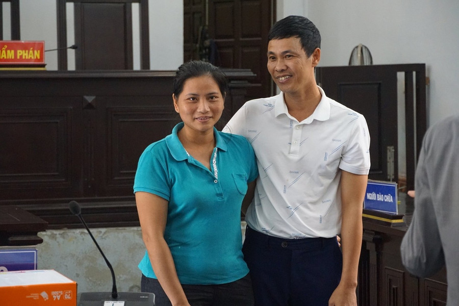 Anh Thái Khắc Thành và vợ tại tòa trưa 17/10 sau khi anh được tuyên miễn trách nhiệm hình sự. Anh Thái Khắc Thành và vợ tại tòa trưa 17/10 sau khi anh được tuyên miễn trách nhiệm hình sự.