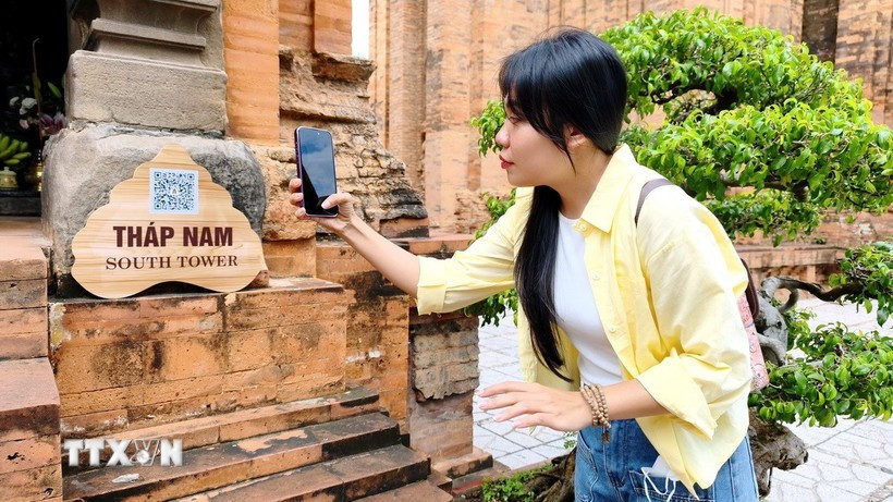 Du khách quét QR tìm hiểu thông tin tại Di tích quốc gia đặc biệt Tháp Bà Pô Nagar (phường Bắc Nha Trang, Khánh Hòa). (Ảnh: Nguyễn Thành/TTXVN) Du khách quét QR tìm hiểu thông tin tại Di tích quốc gia đặc biệt Tháp Bà Pô Nagar (phường Bắc Nha Trang, Khánh Hòa). (Ảnh: Nguyễn Thành/TTXVN)
