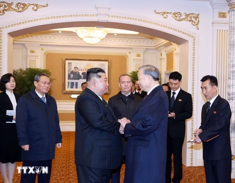 Tổng Bí thư Tô Lâm với Tổng Bí thư Đảng Lao động Triều Tiên, Chủ tịch Quốc vụ nước Cộng hòa Dân chủ Nhân dân Triều Tiên Kim Jong Un. (Ảnh: Thống Nhất/TTXVN)