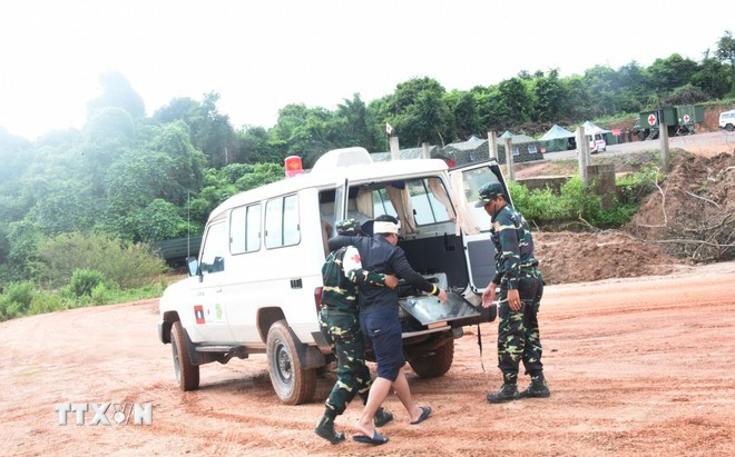 Vận chuyển nạn nhân đến bệnh viện dã chiến. (Ảnh: Xuân Tú/TTXVN) Vận chuyển nạn nhân đến bệnh viện dã chiến. (Ảnh: Xuân Tú/TTXVN)
