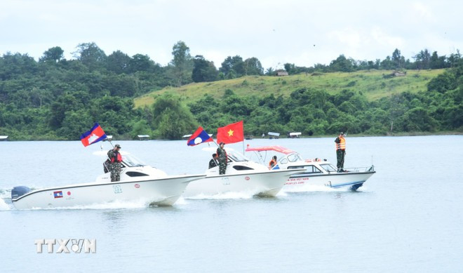 Lực lượng tham gia diễn tập Việt Nam-Lào-Campuchia phối hợp tuần tra, tìm kiếm người gặp nạn bằng xuồng máy. (Ảnh: Xuân Tú/TTXVN) Lực lượng tham gia diễn tập Việt Nam-Lào-Campuchia phối hợp tuần tra, tìm kiếm người gặp nạn bằng xuồng máy. (Ảnh: Xuân Tú/TTXVN)