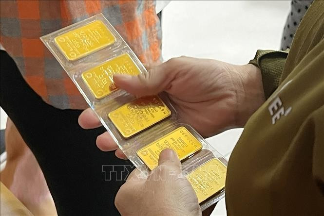 Người dân mua vàng miếng tại Công ty Vàng bạc đá quý Sài Gòn (SJC) trên đường Nguyễn Thị Minh Khai (Quận 3, TP Hồ Chí Minh). Ảnh tư liệu: Thanh Vũ/TTXVN Người dân mua vàng miếng tại Công ty Vàng bạc đá quý Sài Gòn (SJC) trên đường Nguyễn Thị Minh Khai (Quận 3, TP Hồ Chí Minh). Ảnh tư liệu: Thanh Vũ/TTXVN