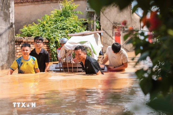 Người dân thôn Ngộ Đạo, xã Đa Phúc, Hà Nội, di chuyển tài sản khỏi vùng bị ngập. (Ảnh: Hoàng Hiếu/TTXVN) Người dân thôn Ngộ Đạo, xã Đa Phúc, Hà Nội, di chuyển tài sản khỏi vùng bị ngập. (Ảnh: Hoàng Hiếu/TTXVN)
