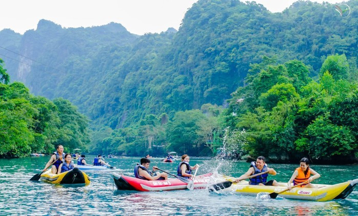 Mùa du lịch cao điểm, Phong Nha - Kẻ Bàng đón hàng nghìn lượt khách mỗi ngày đến chiêm ngưỡng, trải nghiệm các sản phẩm du lịch độc đáo Mùa du lịch cao điểm, Phong Nha - Kẻ Bàng đón hàng nghìn lượt khách mỗi ngày đến chiêm ngưỡng, trải nghiệm các sản phẩm du lịch độc đáo