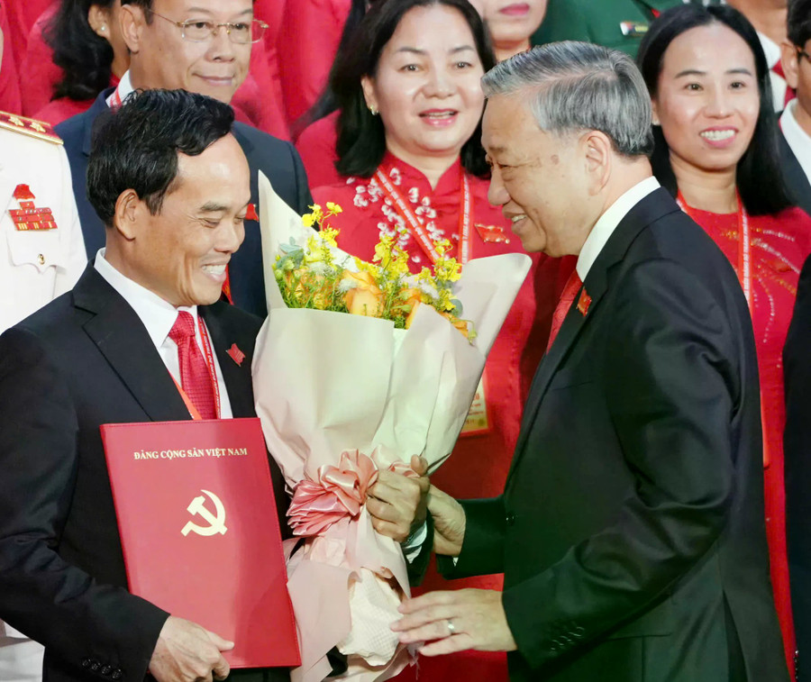 Tổng Bí thư Tô Lâm tặng hoa chúc mừng Bí thư Thành ủy TPHCM nhiệm kỳ 2025-2030 Trần Lưu Quang Tổng Bí thư Tô Lâm tặng hoa chúc mừng Bí thư Thành ủy TPHCM nhiệm kỳ 2025-2030 Trần Lưu Quang