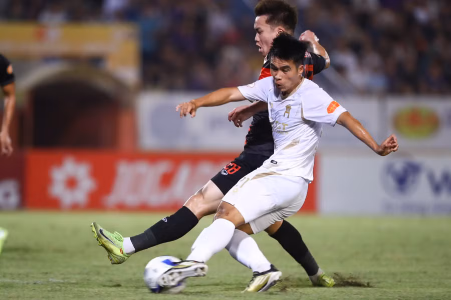 CLB Hà Nội (áo trắng) có hiệp 1 trên cơ đội khách Ninh Bình. ẢNH: MINH TÚ