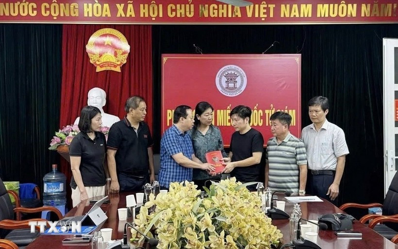 Lãnh đạo Ủy ban Mặt trận Tổ quốc Việt Nam thành phố Hà Nội thăm hỏi, động viên và trao hỗ trợ cho gia đình nạn nhân. (Ảnh: Minh Nghĩa/TTXVN) chay.jpg