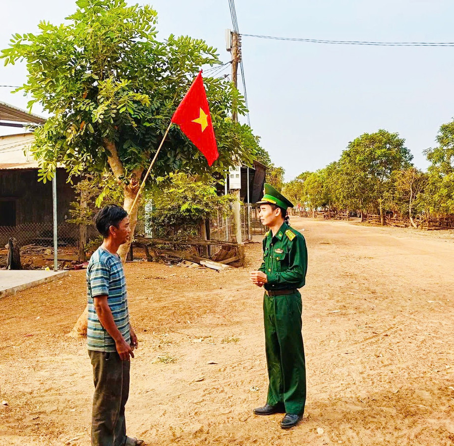 Cán bộ Đồn Biên phòng Ia Lốp thường xuyên tuyên truyền, vận động và hướng dẫn người dân chuyển đổi cơ cấu cây trồng để nâng cao hiệu quả kinh tế. Ảnh: P.D Cán bộ Đồn Biên phòng Ia Lốp thường xuyên tuyên truyền, vận động nhân dân.